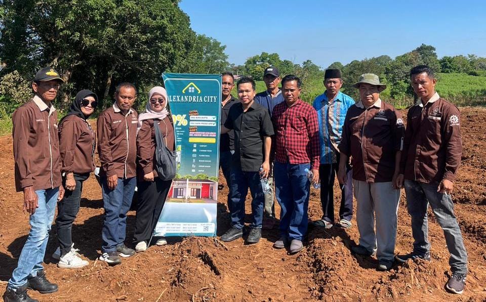 Perumahan subsidi Alexandaria City resmi dimulai, hal ini terlihat usai menggelar kegiatan peletakan batu pertama pembangunan terletak di Moncongloe Bulu, Kecamatan Moncongloe, Kabupaten Maros, Rabu (15/4/2026).
