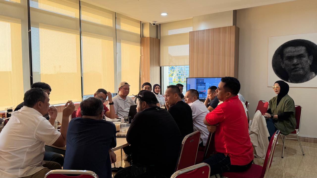 Panitia Mubes IKA Unhas melakukan rapat koordinasi di Sekretariat IKA Unhas lantai III AAS Building, Sabtu (18/4/2026) sore.