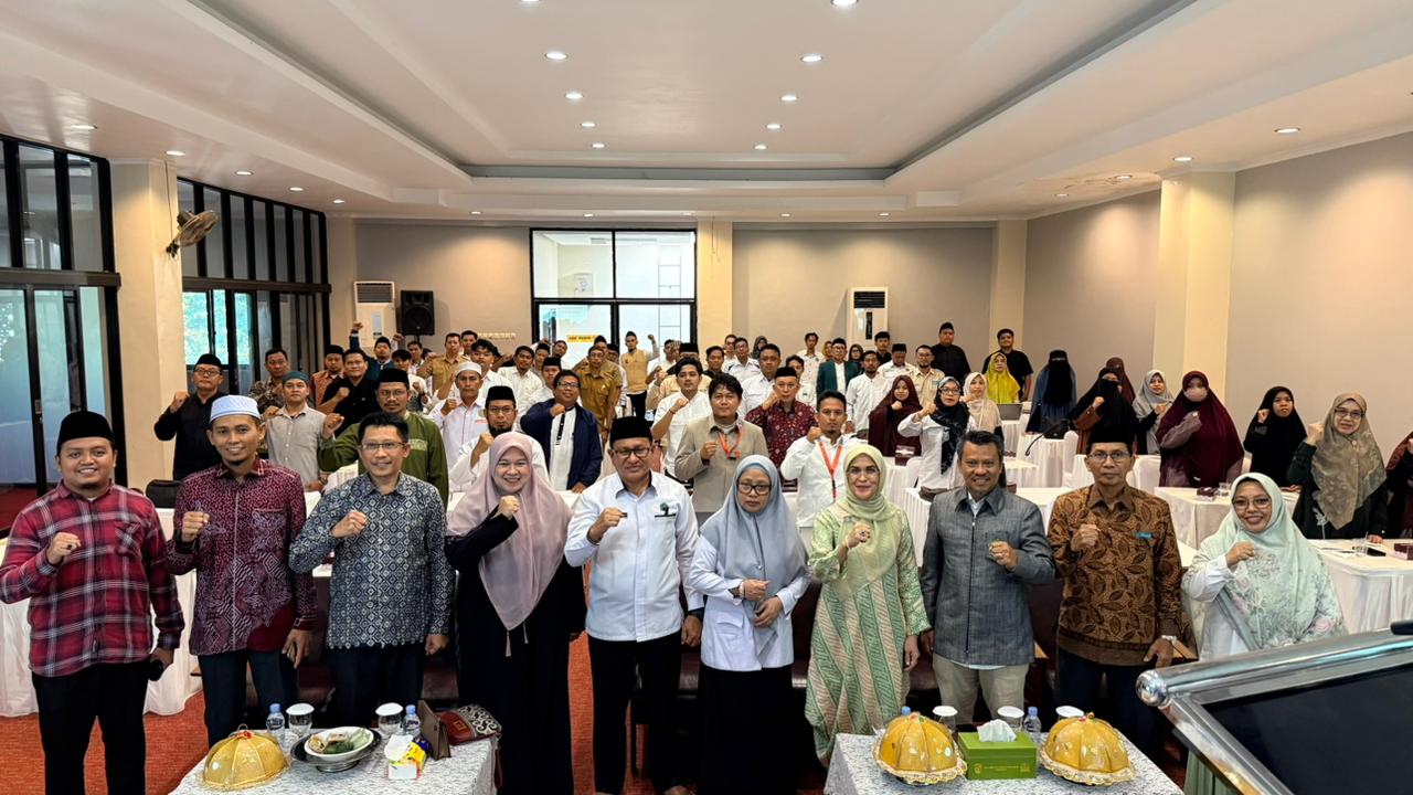 Kepala Kantor Kementerian Agama kota Makassar Dr. H. Muhammad, S.Ag.,M.Ag foto bersama peserta seminar dan workshop bertajuk “Branding dan Publikasi Pondok Pesantren Dalam Menjaring Santri Baru” oleh Forum Komunikasi Pondok Pesantren (FKPP) Kota Makassar berlangsung di Ruang L.3 Gedung IMMIM, Makassar, Senin (20/4/2026).