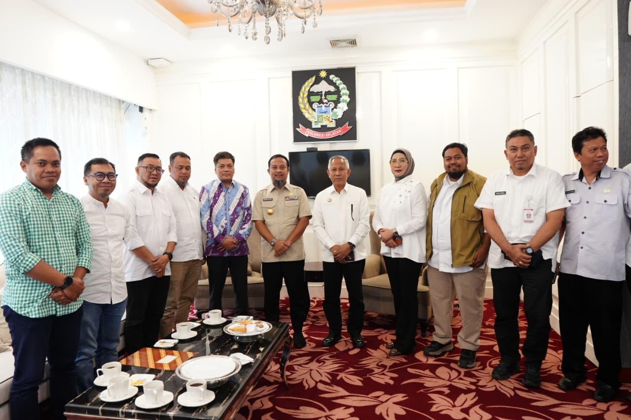 Gubernur Sulsel, Andi Sudirman Sulaiman menerima panitia Mubes IKA Unhas di kantor Gubernur Sulsel, Rabu (29/4/2026).