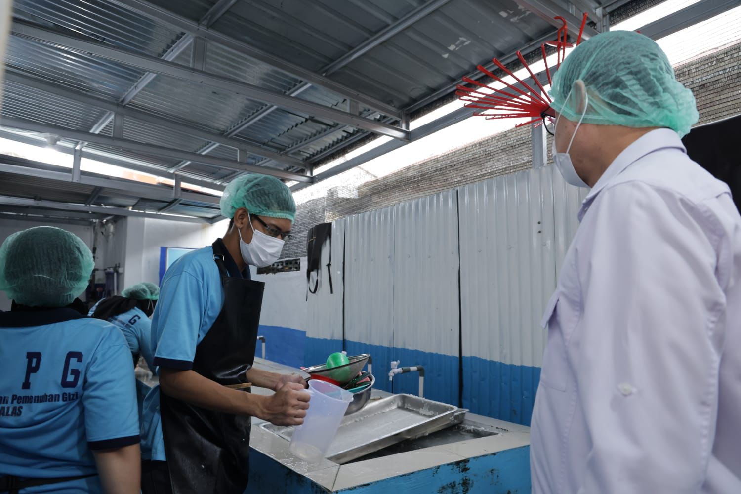 Kepala Badan Pengawas Obat dan Makanan Republik Indonesia (BPOM RI), Prof. Dr. Taruna Ikrar, saat melakukan inspeksi langsung ke Satuan Pelayanan Pemenuhan Gizi (SPPG) Medan Barat Silalas, Kota Medan, Sumatera Utara.