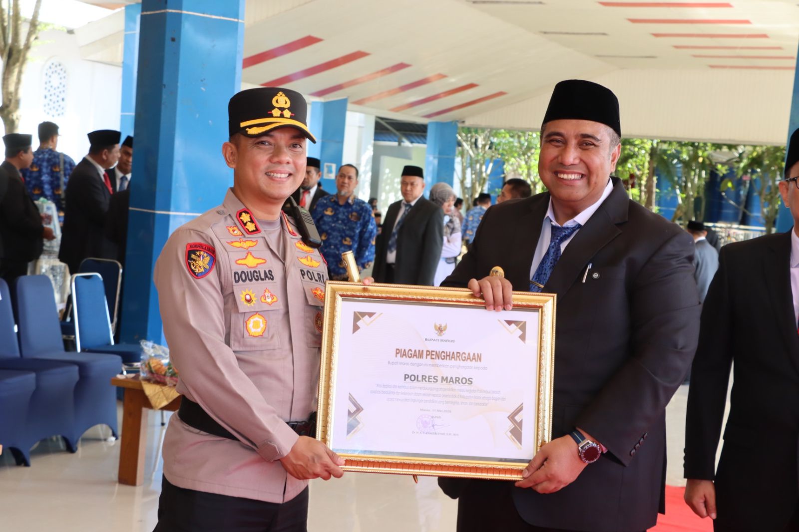 Polres Maros menerima penghargaan dari Pemerintah Kabupaten Maros pada upacara Hari Pendidikan Nasional (Hardiknas) yang digelar di Lapangan Pallantikang Maros, Senin (11/5/2026).