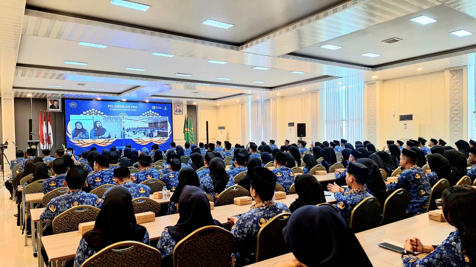 Kepala Kantor Wilayah Kementerian Agama (Kakanwil Kemenag) Sulawesi Selatan, Ali Yafid menyerahkan SK PNS secara simbolis di Aula Kanwil Kemenag Sulsel, Makassar, Kamis 21 Mei 2026.