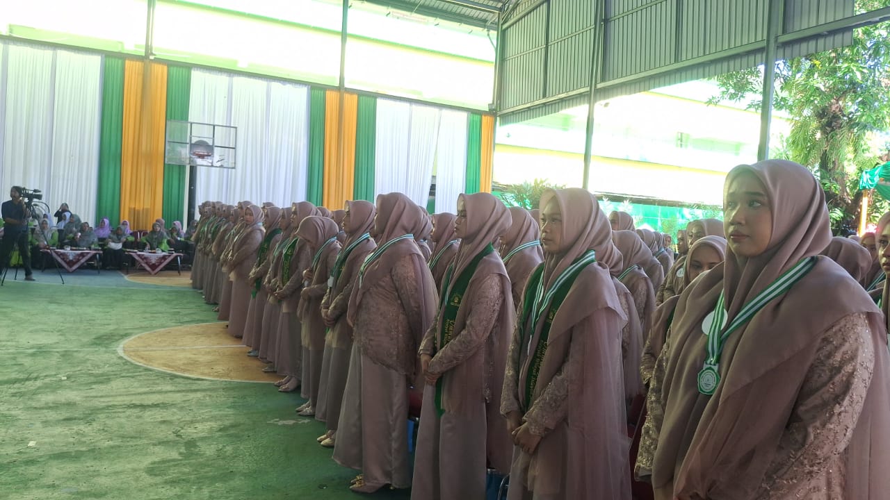 Pondok Pesantren Puteri Ummul Mukminin (PPPUM) ‘Aisyiyah Wilayah Sulawesi Selatan kembali menegaskan komitmennya mencetak generasi puteri unggul, kader ulama, serta perempuan berkemajuan melalui Penamatan Santriwati ke-34 SMA dan MA yang berlangsung khidmat di Gedung Indoor PPPUM, Sabtu, 23 Mei 2026.