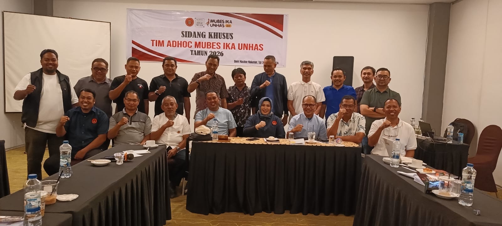 Tim adhoc saat melaksanakan rapat membahas AD dan ART IKA Unhas, pokok-pokok program kerja dan rekomendasi Mubes di Hotel MaxOne, Makassar, 30 hingga 31 Mei 2026.