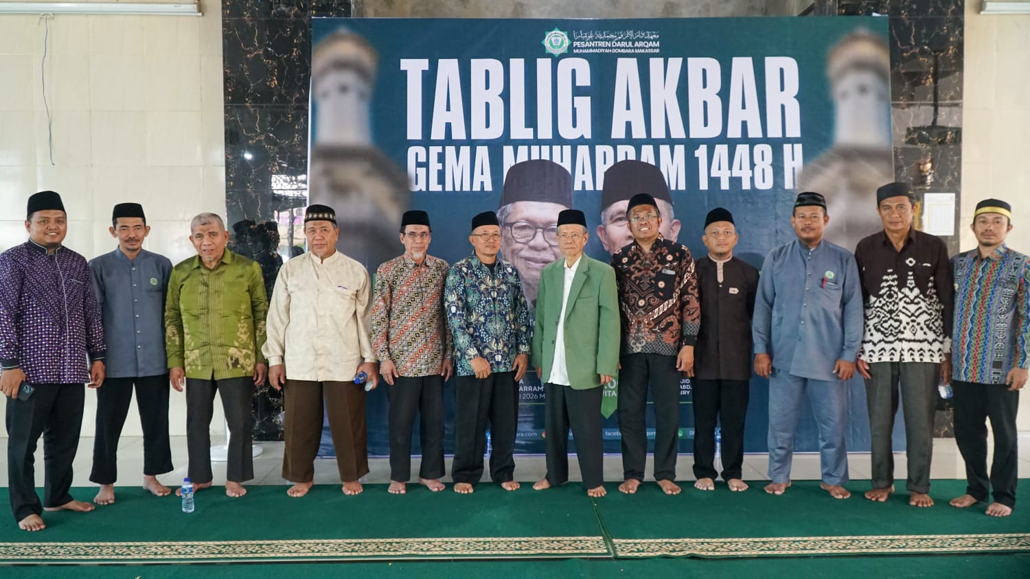 Ribuan civitas akademika, orangtua santri, hingga alumni memadati Masjid Darul Arqam Gombara, Makassar, Selasa (16/6/2026).