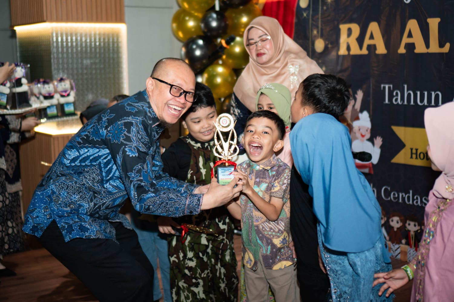 Suasana haru, bahagia, dan penuh rasa syukur mewarnai acara Tasyakuran dan Pentas Seni RA Al Barokah Tahun Ajaran 2025/2026 yang digelar di Hotel 101 Urban Thamrin, Jakarta, Sabtu (20/6/2026).