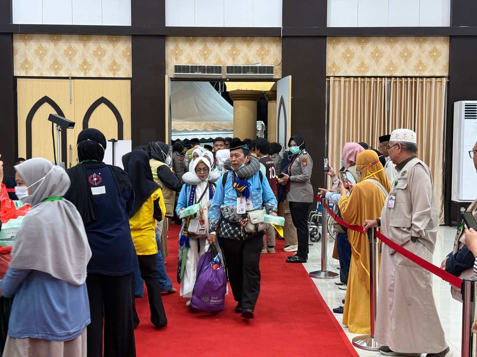 Sebanyak 391 jemaah haji Kloter 1 Debarkasi Hasanuddin Makassar tiba di Tanah Air melalui Bandara Internasional Sultan Hasanuddin, Senin (1/6/2026) malam.