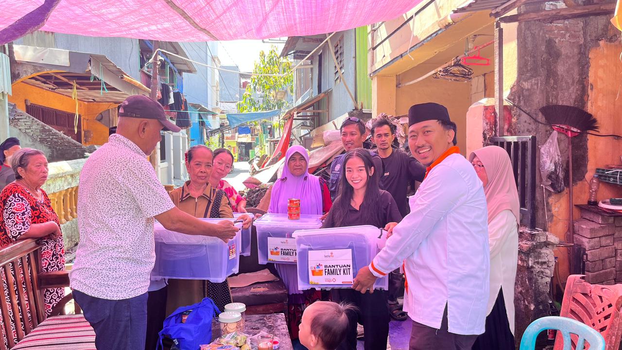 Lazismu Kota Makassar menyambangi dan menyalurkan bantuan kemanusiaan bagi warga terdampak bencana kebakaran di Jalan Sabutung Baru, Kelurahan Cambayya, Kecamatan Ujung Tanah, Kota Makassar, Sulawesi Selatan, Rabu (3/6/2026).