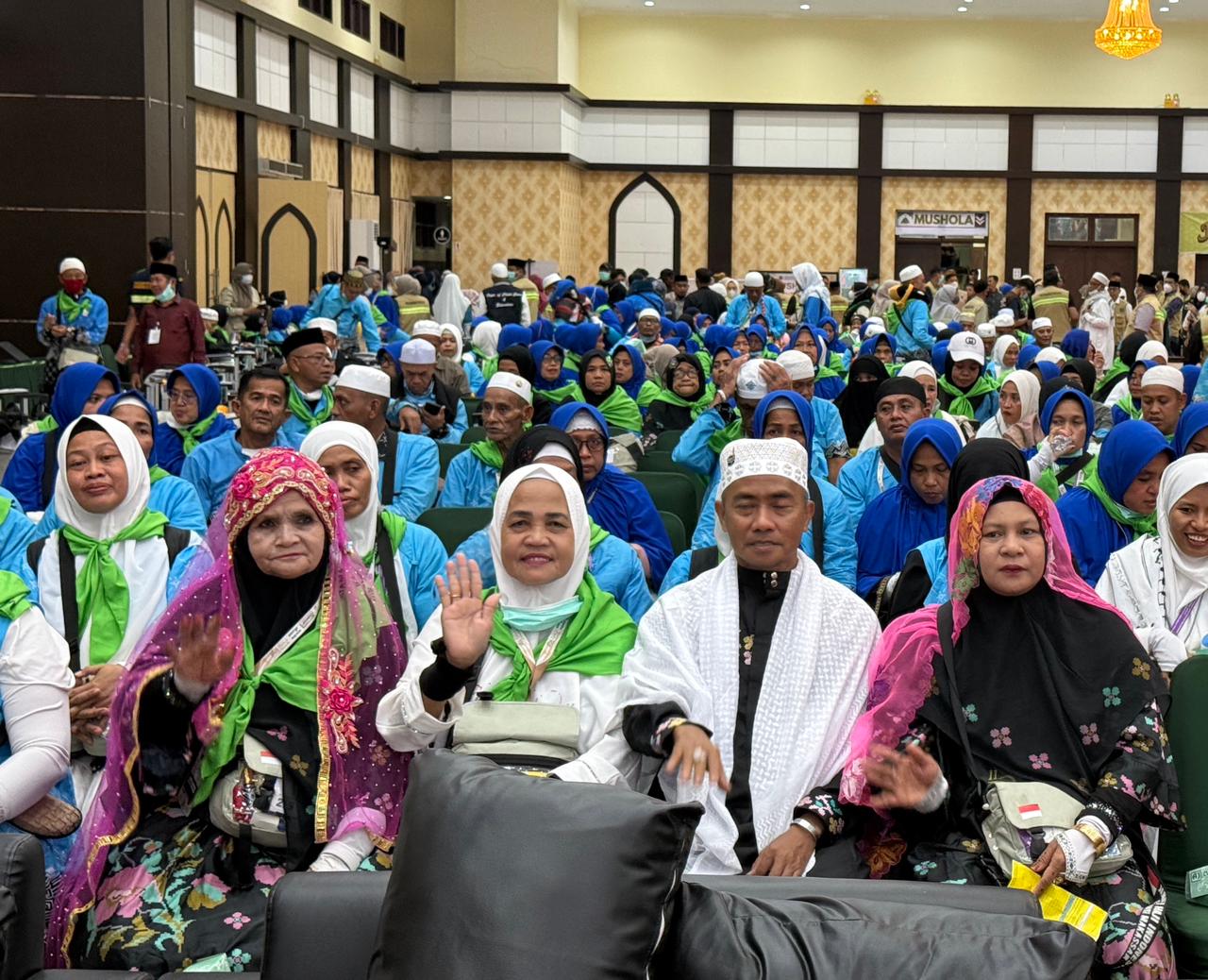 Prosesi serah terima jemaah haji kloter 4 di Aula Arafah Asrama Haji Makassar, Rabu (3/6/2026). Jemaah haji diminta waspada 7 gejala penyakit.