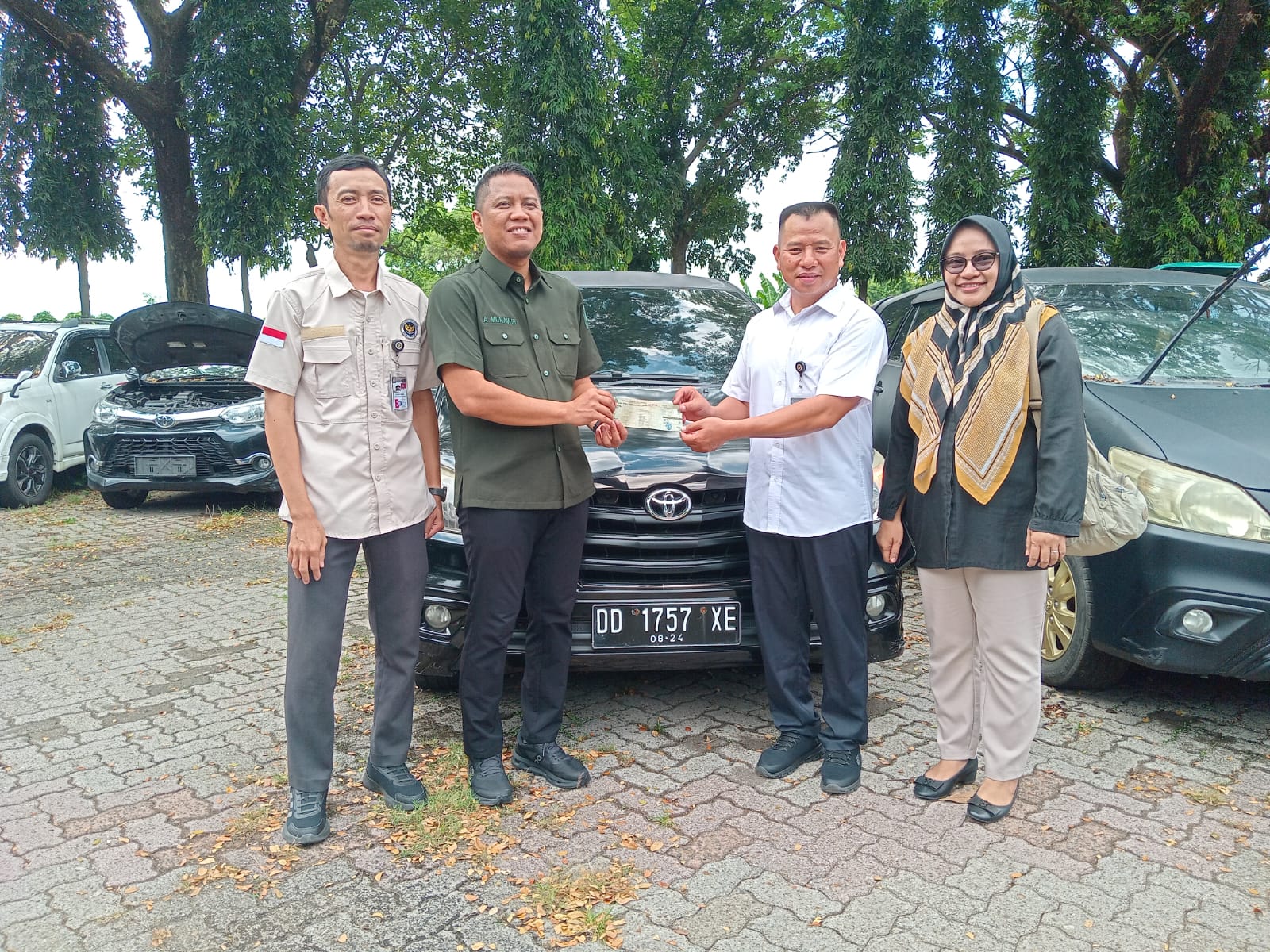 Pemerintah Provinsi Sulawesi Selatan menyerahkan bantuan satu kendaraan operasional kepada Kantor Wilayah Kementerian Haji dan Umrah Provinsi Sulawesi Selatan.