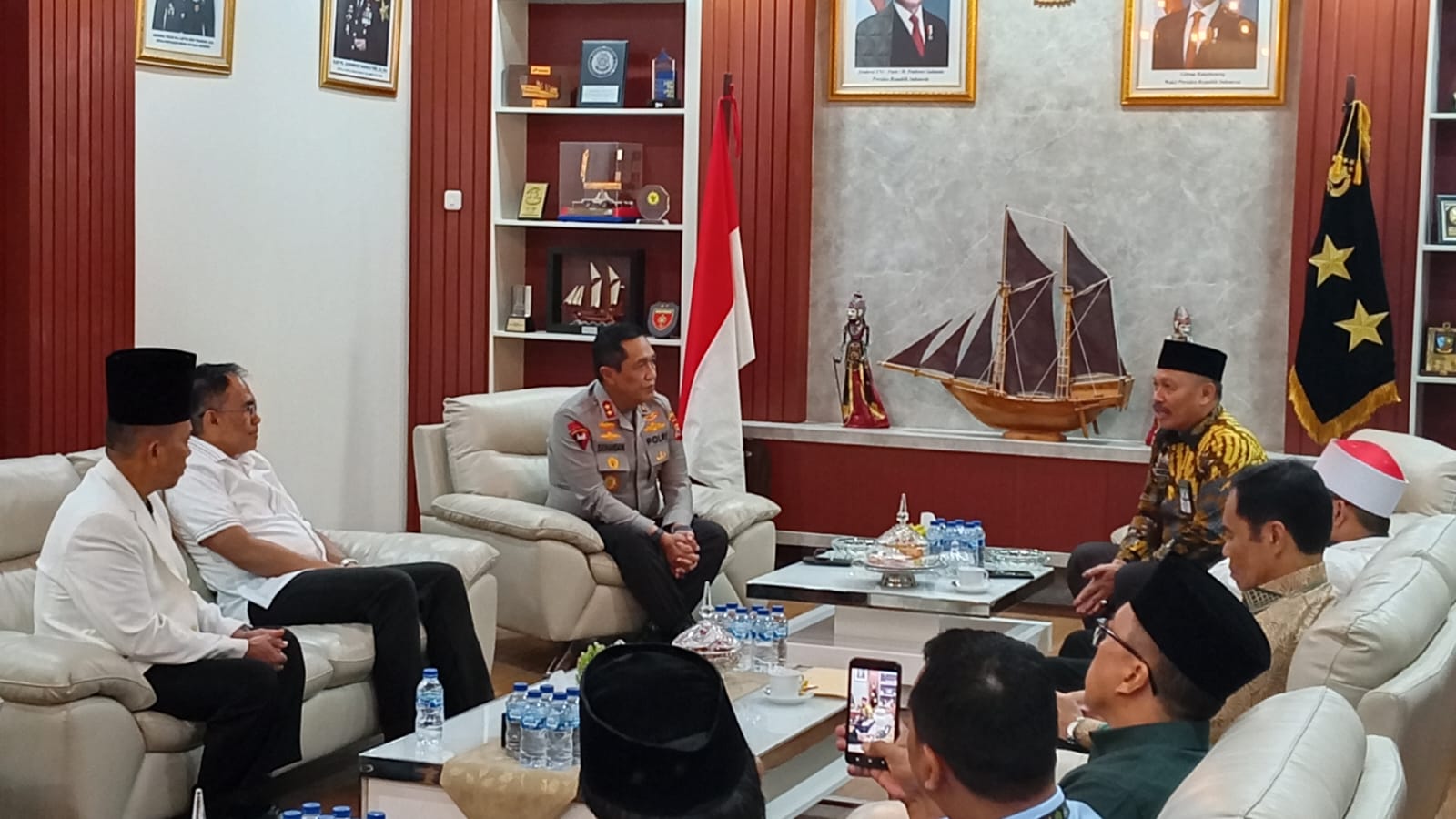 Panitia yang dipimpin oleh Kakanwil Kemenag Prov. Sulsel H. Ali Yafid dan Ketua PW IPIM Sulsel menemui Kapolda Sulsel di Ruang Kerjanya, Rabu (10/6/2026).