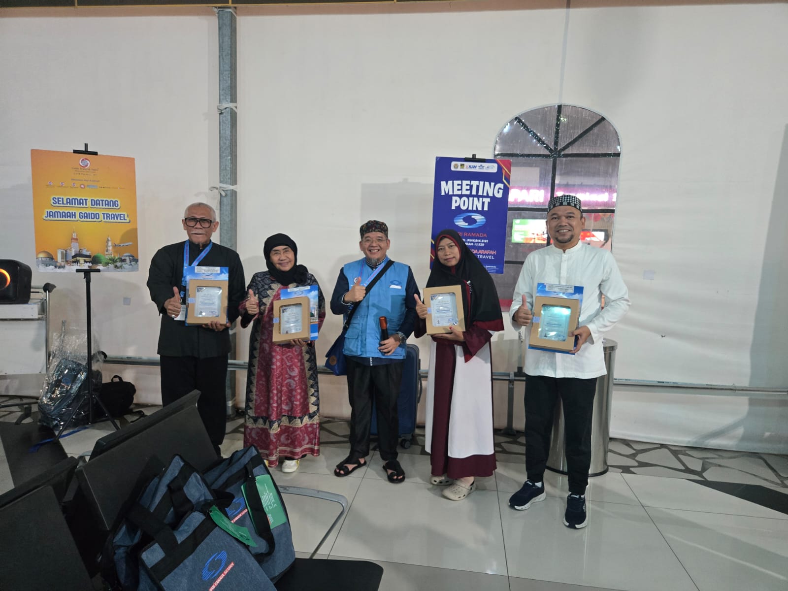 Setelah menyelesaikan perjalanan ibadah haji selama 25 hari di Tanah Suci, para jemaah tiba di Indonesia dan mendapatkan penyambutan langsung dari jajaran direksi, karyawan, serta keluarga besar jemaah di Lounge Haji dan Umrah Bandara Soekarno-Hatta.