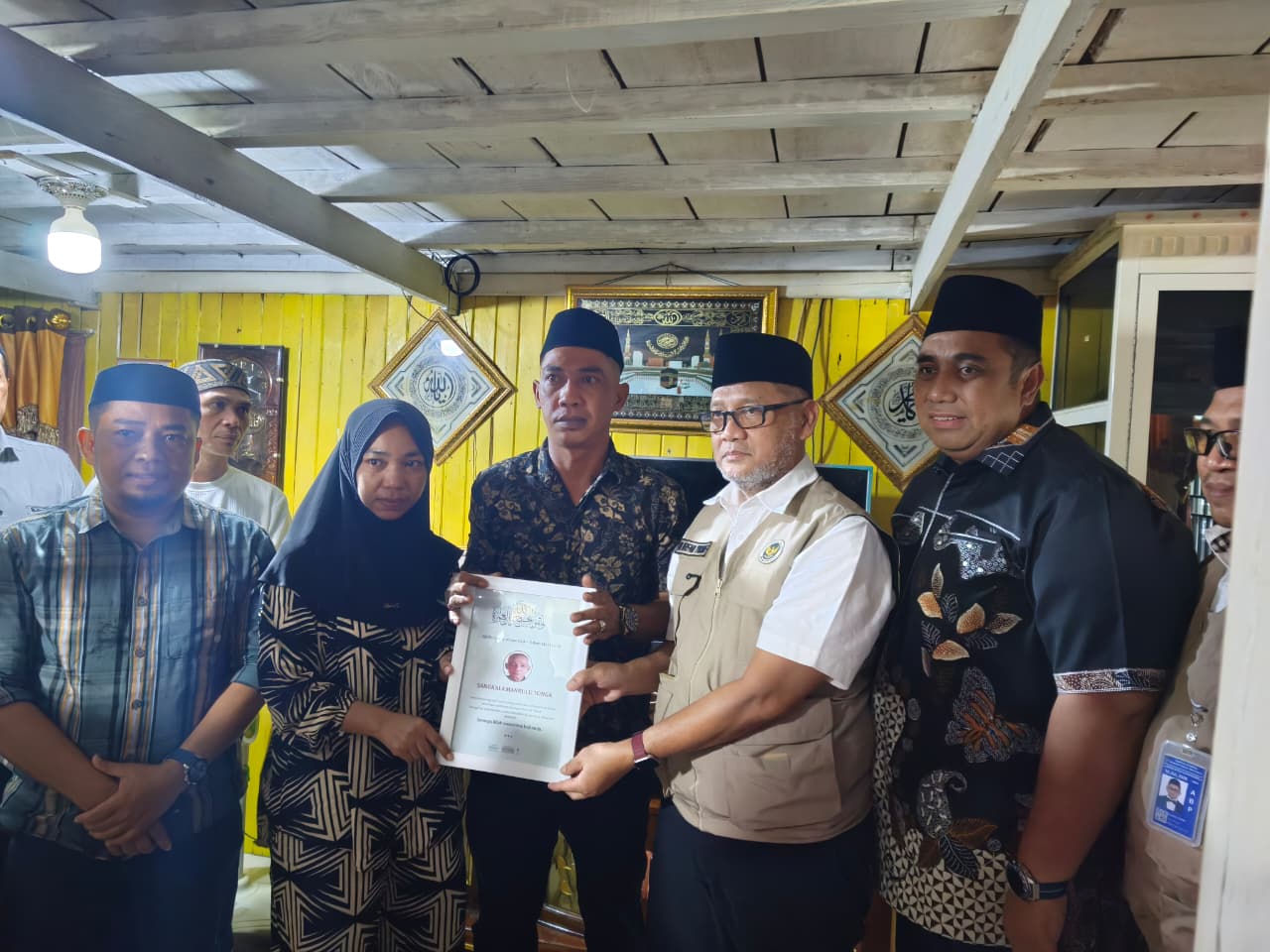 Menteri Haji dan Umrah RI, Mochamad Irfan Yusuf (Gus Irfan), mengunjungi keluarga almarhum Sangkala, jemaah haji asal Kabupaten Maros yang meninggal dunia saat menunaikan ibadah haji di Arab Saudi.