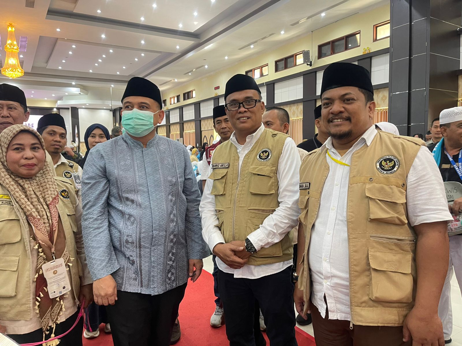 Wali Kota Makassar, Munafri Arifuddin, mendampingi Menteri Haji dan Umrah (Menhaj) RI, Mochamad Irfan Yusuf, menyambut kepulangan Jemaah Haji Kloter 17 Tahun 1447 H/2026 M di Asrama Haji Sudiang, Minggu (14/6/2026).