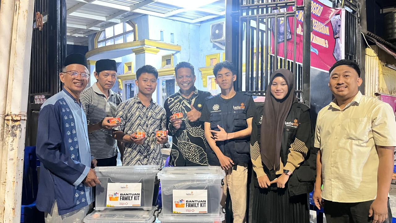 Lembaga Amil Zakat, Infak, dan Sedekah Muhammadiyah (Lazismu) Kota Makassar menyambangi dan menyalurkan bantuan kemanusiaan bagi warga terdampak bencana kebakaran di Jalan Sultan Alauddin 3 , Kelurahan Mangasa, Kecamatan Tamalate, Kota Makassar, Sulawesi Selatan, Kamis (18/6/2026).