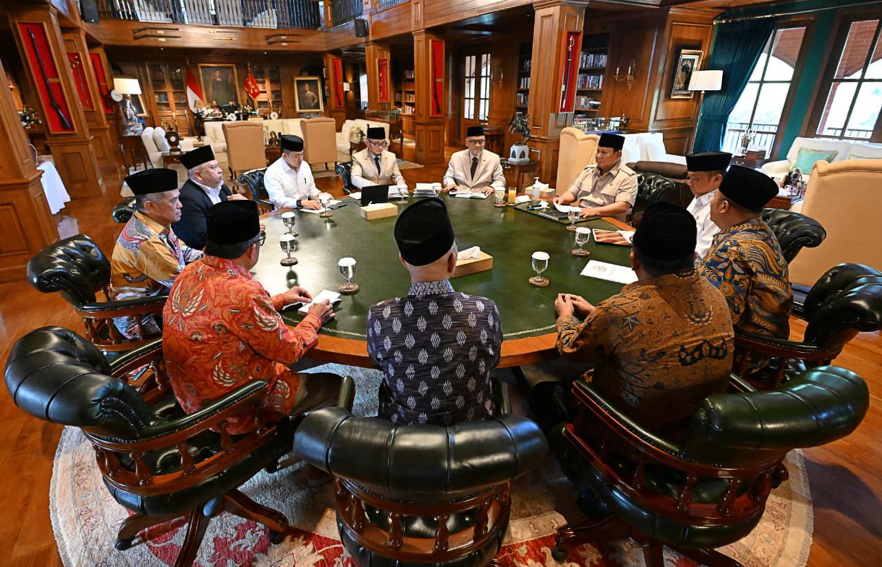 Presiden Prabowo Subianto menerima Menteri dan Wakil Menteri Haji dan Umrah beserta pimpinan DPR RI dan sejumlah anggota Komisi VIII DPR RI di kediaman pribadinya, di Hambalang pada Rabu, 17 Juni 2026.