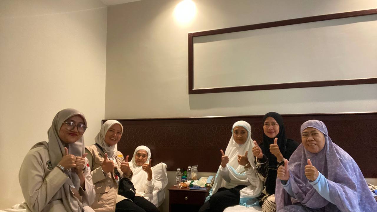 Petugas Lansia dan Disabilitas (Landis) PPIH Arab Saudi, Rika Novianti saat bersama jemaah haji Jumat (19/6/2026). Petugas Penanganan Krisis dan Pertolongan Pertama pada Jemaah Haji (PKP2JH) menjadi garda terdepan dalam merespons berbagai kondisi darurat yang dialami jemaah haji Indonesia selama berada di Tanah Suci.