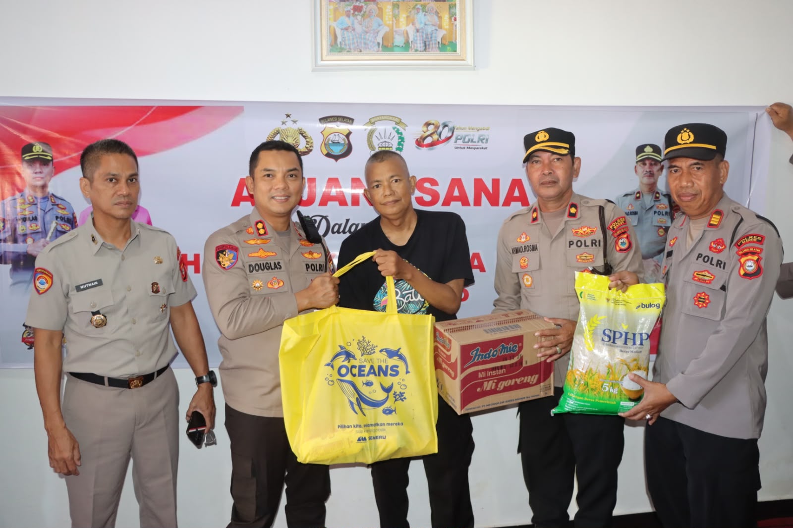 Kegiatan anjangsana tersebut dipimpin langsung oleh Kapolres Maros AKBP Douglas Mahendrajaya, S.H., S.I.K., M.I.K., M.Tr.Opsla, didampingi Wakapolres Maros Kompol Ahmad Rosma, S.H., para Pejabat Utama (PJU), serta personel Polres Maros.