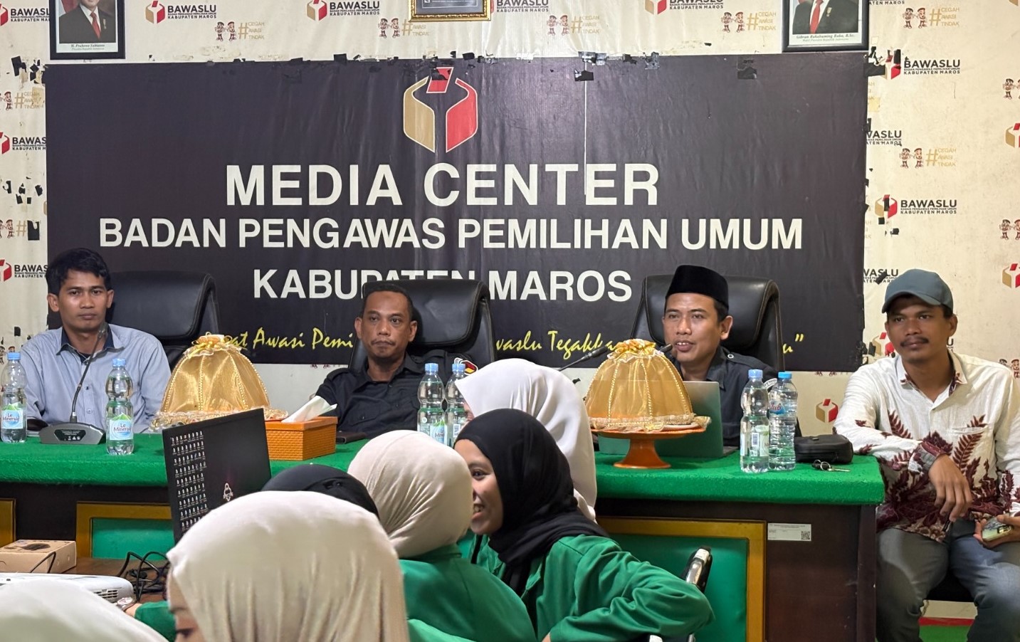 Bawaslu Kabupaten Maros menerima Kunjungan Edukatif dari Institut Agama Islam (IAI) DDI Maros Program Studi Hukum Keluarga Islam yang berlangsung di Media Center Bawaslu Kabupaten Maros, Senin (22/6/2026).