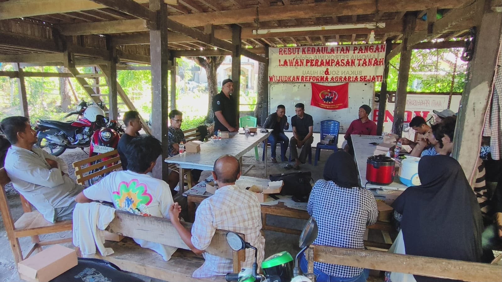 Pertemuan berlangsung di Posko AGRA Bulukumba, Kecamatan Ujung Bulu, pada Jumat (26/6/2026)