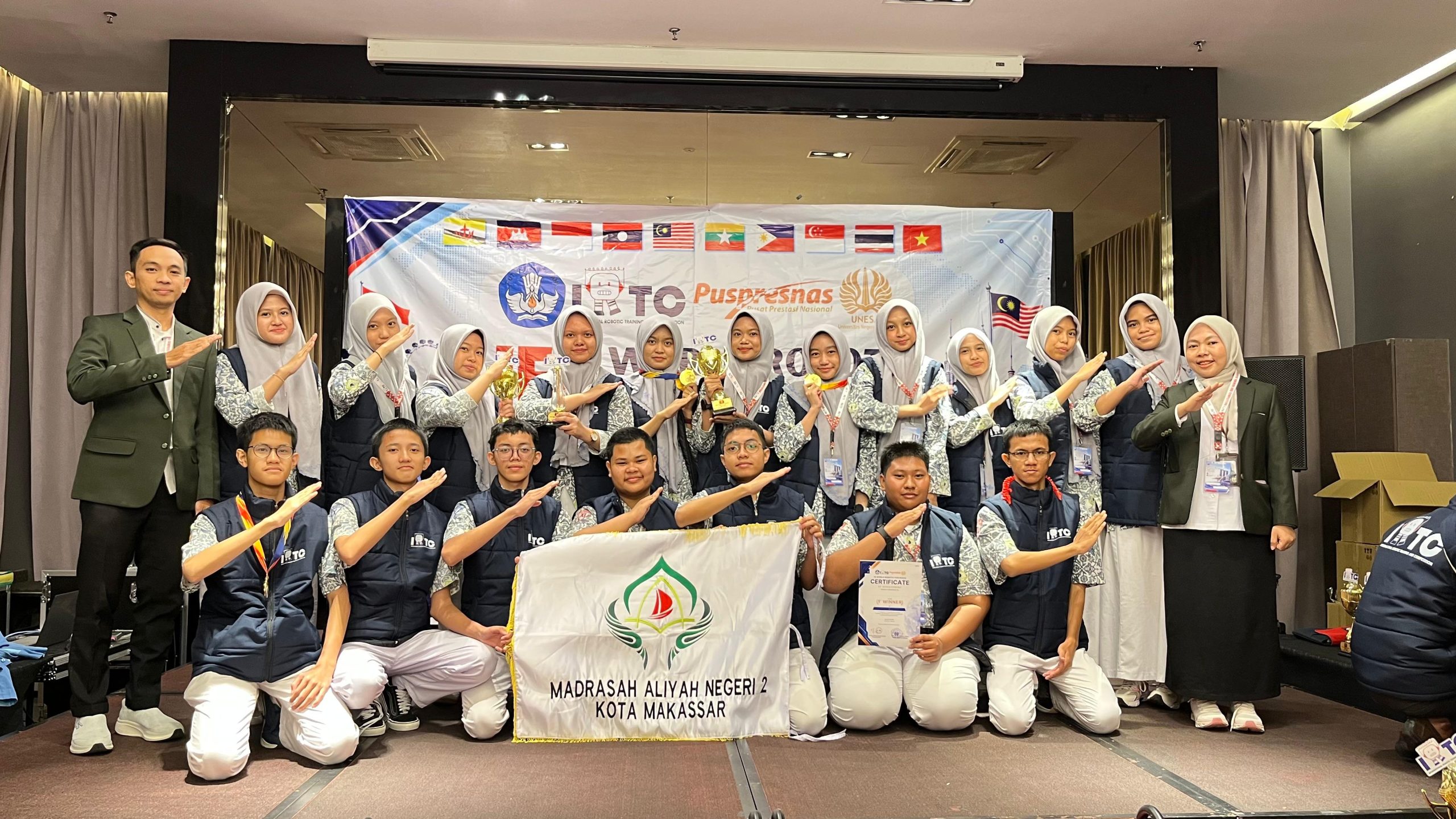 Tim Robotik MAN 2 Kota Makassar sukses mengharumkan nama Indonesia setelah memborong tiga gelar juara pada ajang International Robotic Training Competition (IRTC) 2026 yang digelar di Science Centre Kuala Lumpur, Malaysia.