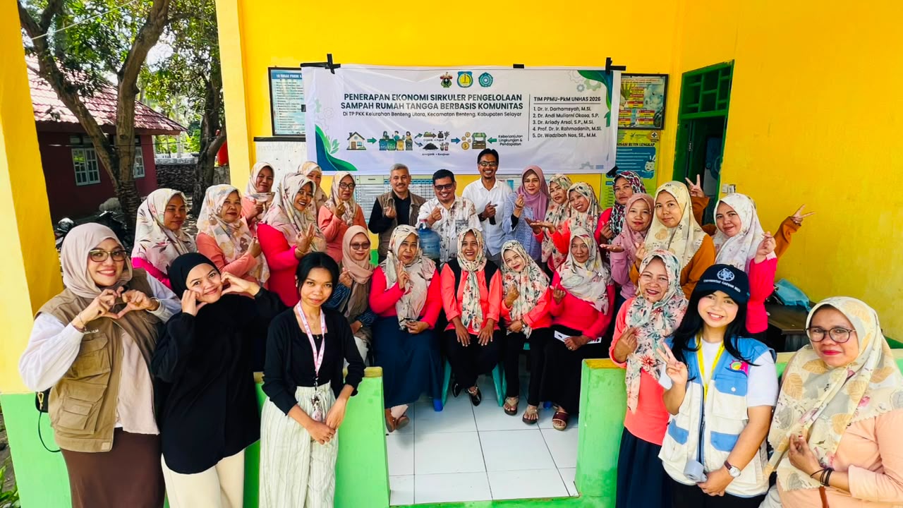 Tim Pengabdian kepada Masyarakat Universitas Hasanuddin (UNHAS) saat menggelar program "Penerapan Ekonomi Sirkuler Pengelolaan Sampah Rumah Tangga Berbasis Komunitas" di Kelurahan Benteng Utara, Kabupaten Kepulauan Selayar, Minggu (28/6/2026).