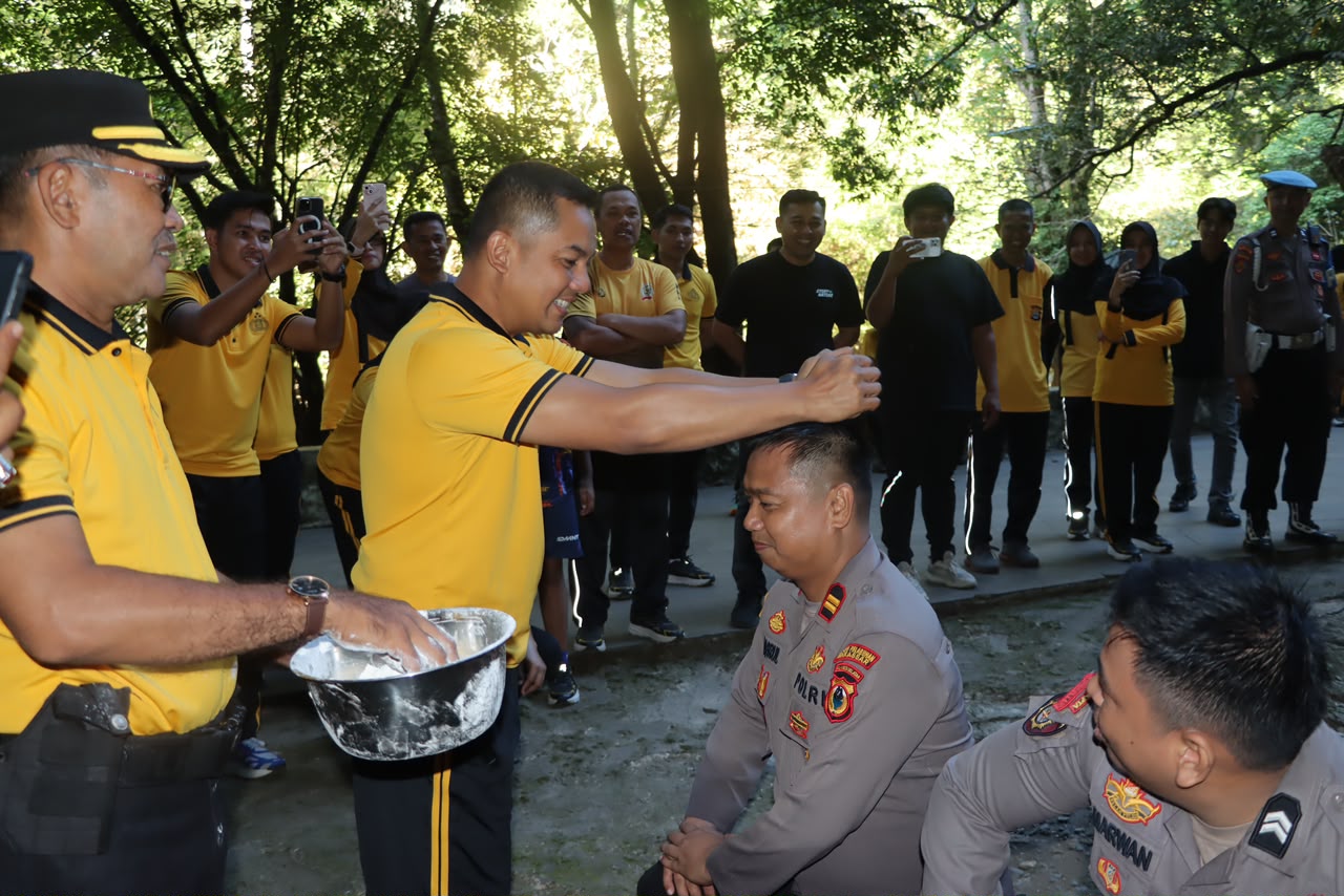 Suasana penuh semangat dan kebersamaan mewarnai tradisi kenaikan pangkat yang diikuti 63 personel Polres Maros.