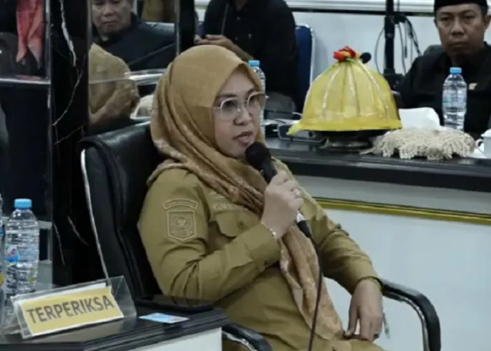 Bupati Gowa, Sitti Husniah Talenrang meninggalkan ruangan sidang hak angket DPRD Kabupaten Gowa, Sulsel, pada saat sidang dirinya sebagai terperiksa masih berlangsung, Selasa (14/7/2026).