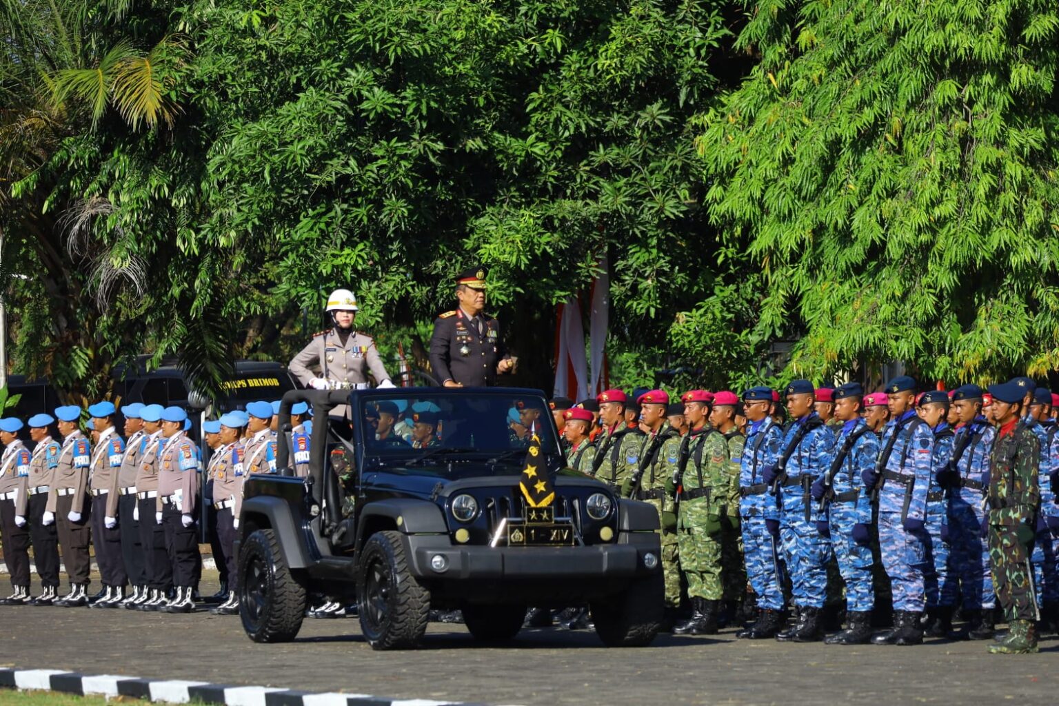 Kapolda Sulsel, Irjen Pol Djuhandhani Rahardjo Puro, S.H., M.H., bertindak langsung sebagai inspektur upacara (Irup).