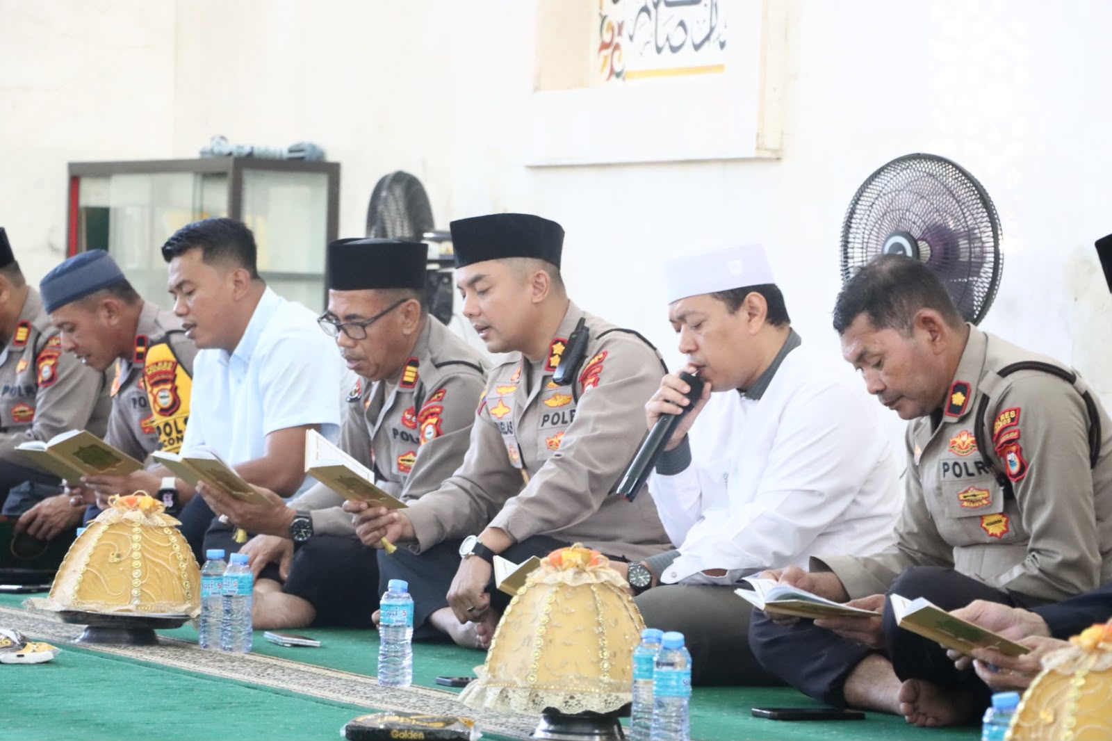 AKBP Douglas Mahendrajaya menggelar doa dan zikir bersama seluruh jajaran Polres Maros di Masjid Agung Maros, Selasa (28/7/2026).