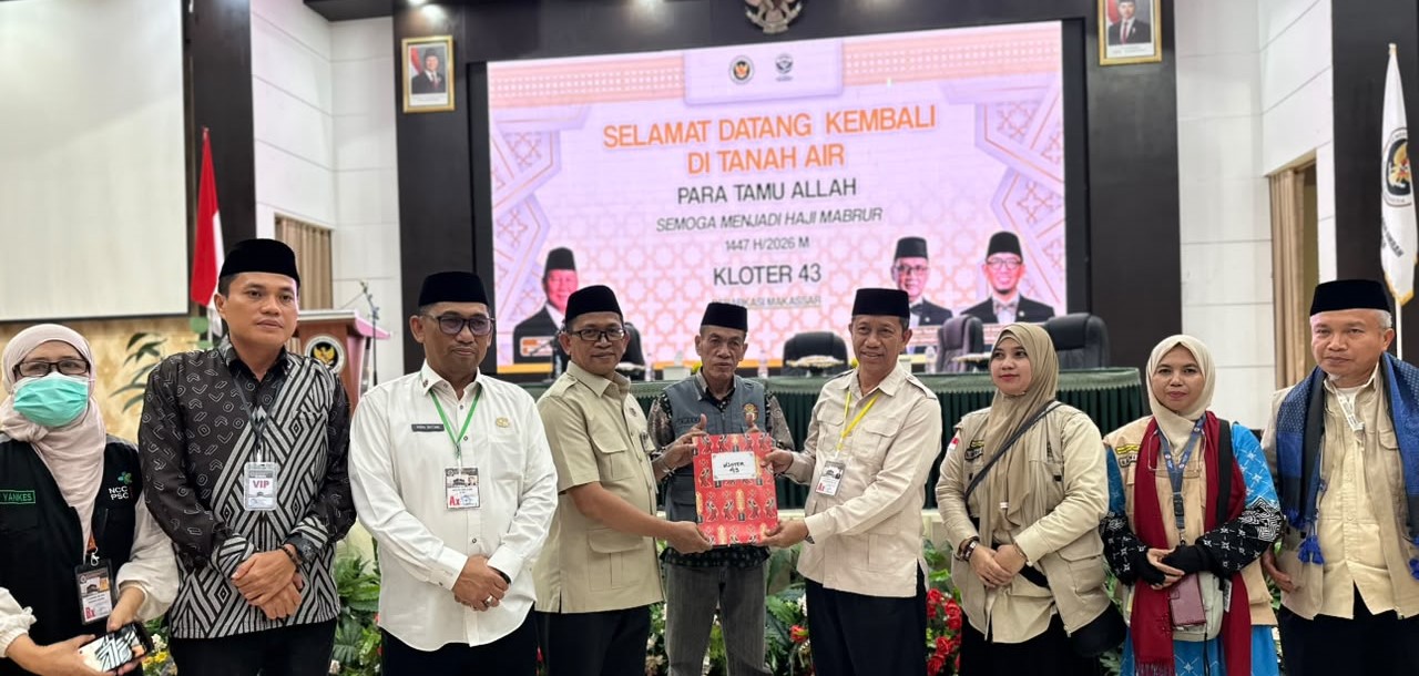 Prosesi serah terima berlangsung di Aula Arafah Asrama Haji Sudiang, Rabu (1/7/2026), dipimpin Ketua PPIH Embarkasi/Debarkasi Makassar, H. Ikbal Ismail.