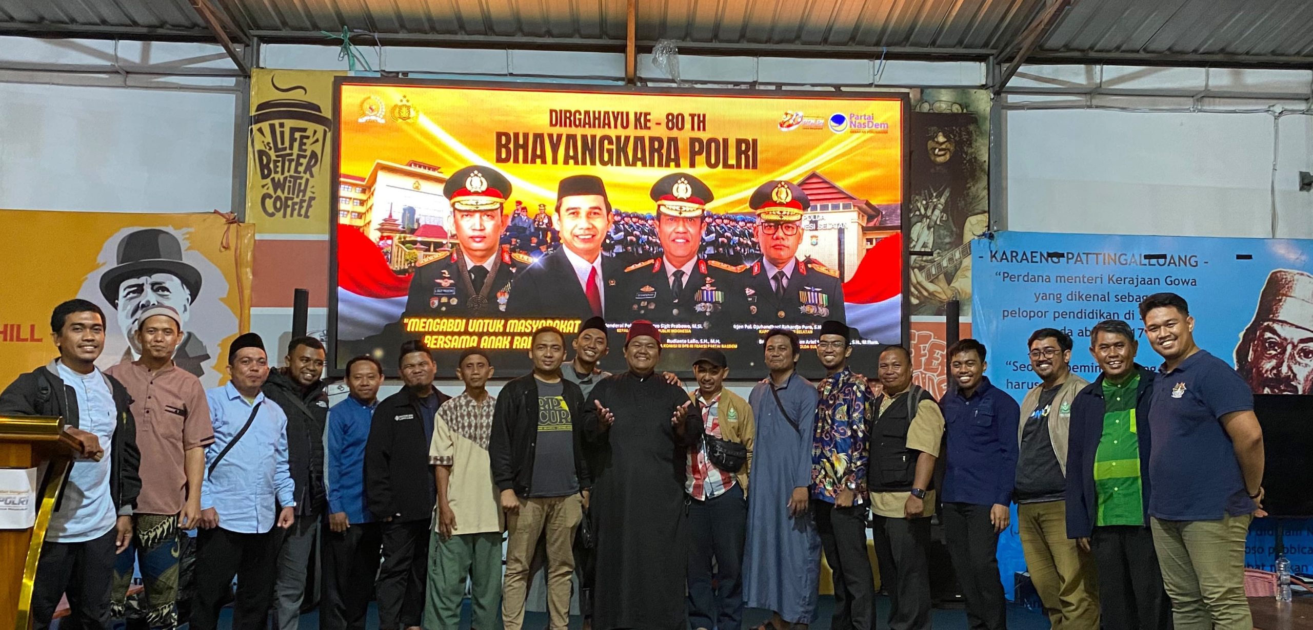 Anggota Komisi III DPR RI Fraksi Partai NasDem, Rudianto Lallo, membagikan 1.000 paket sembako kepada masyarakat yang terdiri dari imam masjid, guru mengaji, pekerjaan keagamaan lainnya hingga komunitas ojek online, dalam rangka memperingati Hari Ulang Tahun (HUT) Bhayangkara ke-80 di Kota Makassar, Sulawesi Selatan, Jumat (3/7/2026) malam.