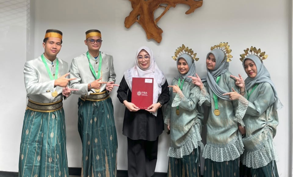 Kepala MAN 2 Kota Makassar berfoto Bersama para murid MAN 2 Kota Makassar peraih gold dan silver medal pada International Invention Competition for Young Modern Scientist (IICYMS) dan Silver Medal pada National Invention Competition for Young Modern Scientist (NICYMS) 2026.