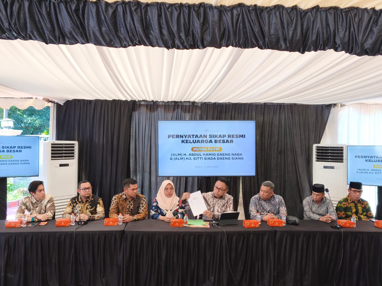 Konferensi pers digelar di kediaman keluarga di Dusun Kaluarrang, Desa Manjapai, Kecamatan Bontonompo, Kabupaten Gowa, Sabtu (11/7/2026) sore.