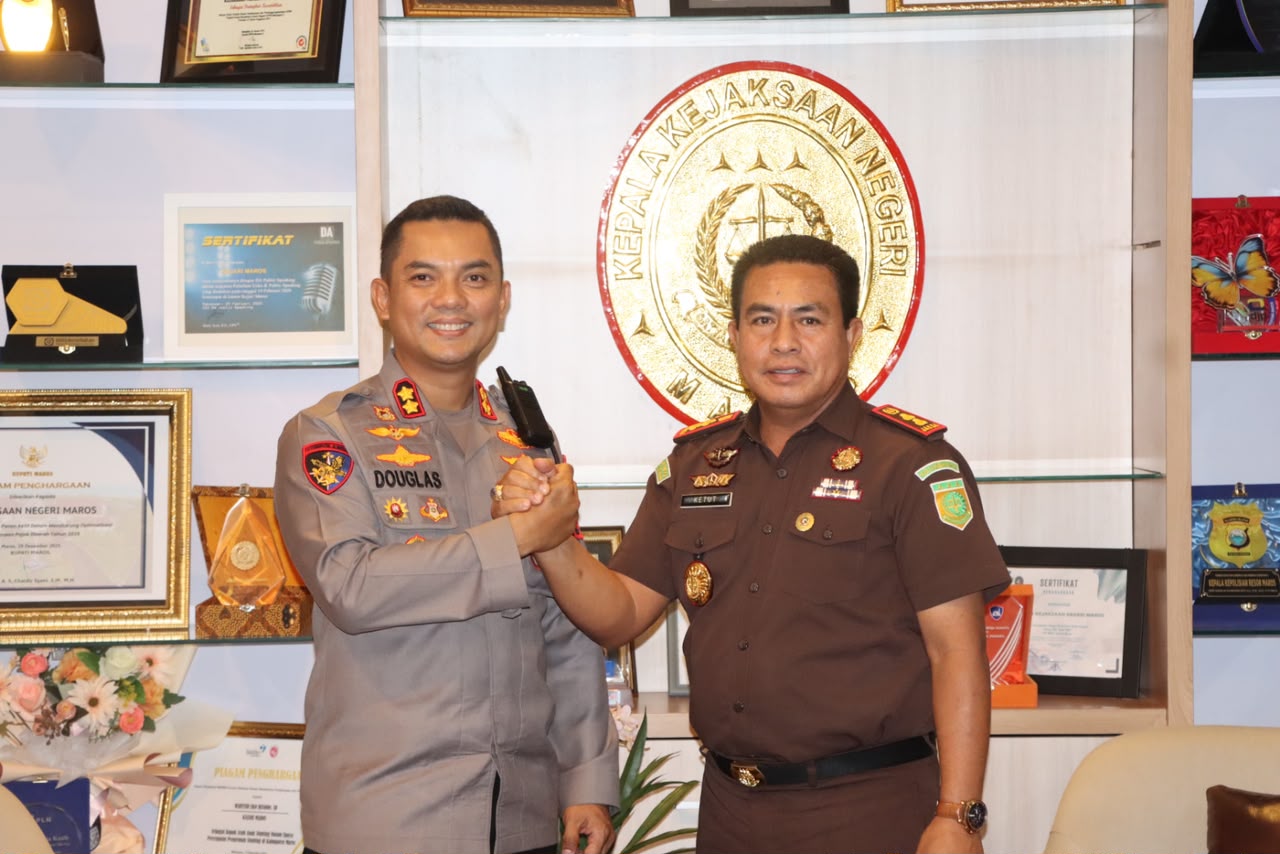 Kunjungan silaturahmi Kapolres Maros AKBP Douglas Mahendrajaya, S.H., S.I.K., M.I.K., M.Tr.Opsla ke Kejaksaan Negeri Maros, yang diterima langsung oleh Kepala Kejaksaan Negeri Maros I Ketut Sudiarta, S.H., M.H., Selasa (14/7/2026).