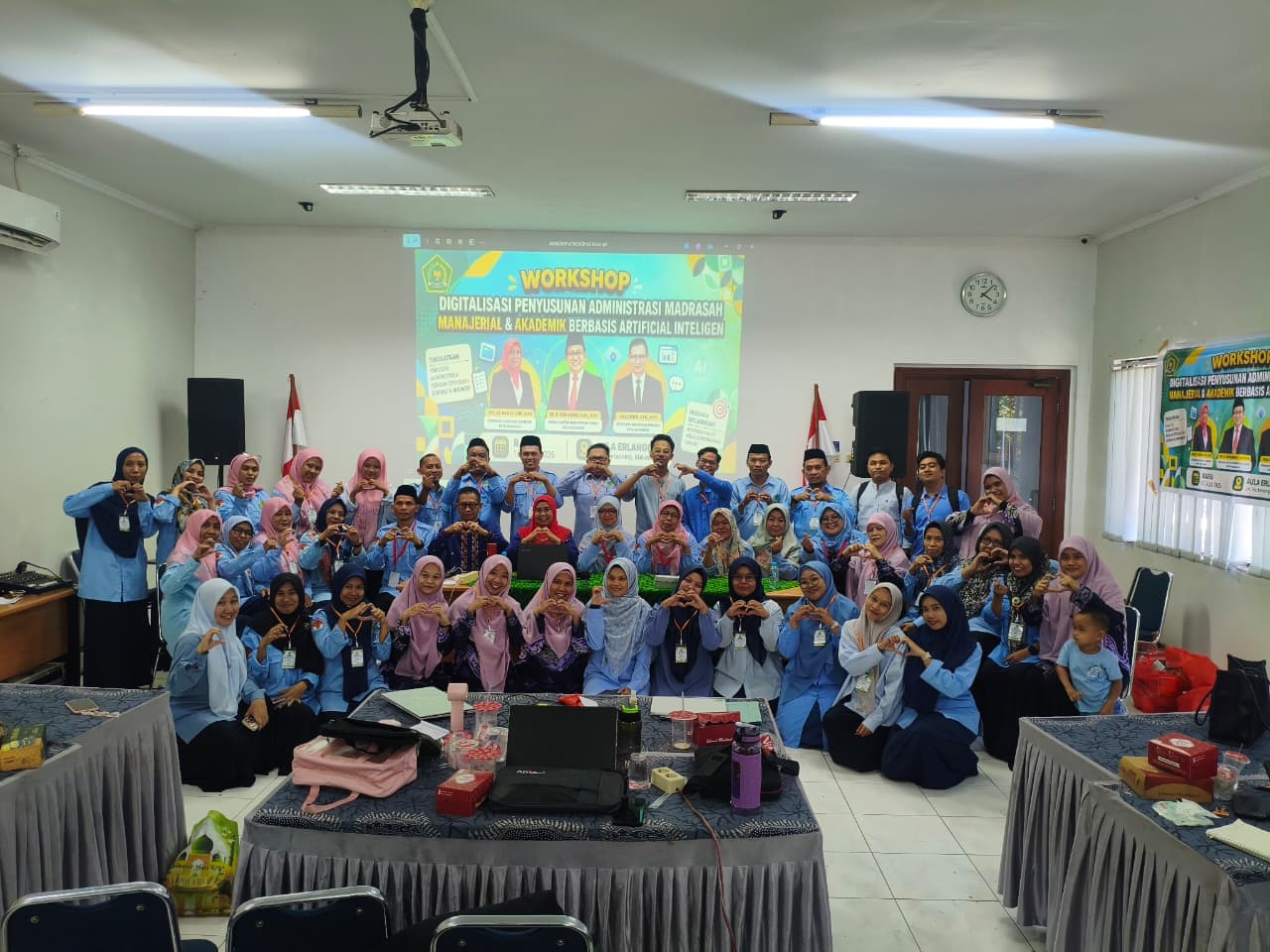 Kepala Kantor Kementerian Agama Kota Makassar, Dr. H. Muhammad, S.Ag.,M.Ag foto bersama pengawas dan seluruh peserta workshop digitalisasi di Aula PT. Penerbit Erlangga, Jalan Letjen Hertasning, Makassar, Rabu (15/7/2026).