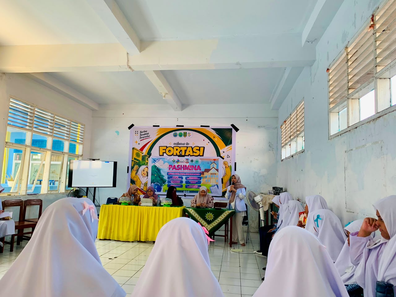 Melalui program PASHMINA (Pelayanan Remaja Sehat Milik Nasyiatul Aisyiyah), ratusan siswi Madrasah Muallimat Aisyiyah mendapatkan edukasi kesehatan hingga layanan pemeriksaan medis secara gratis, Kamis (16/7/2026).