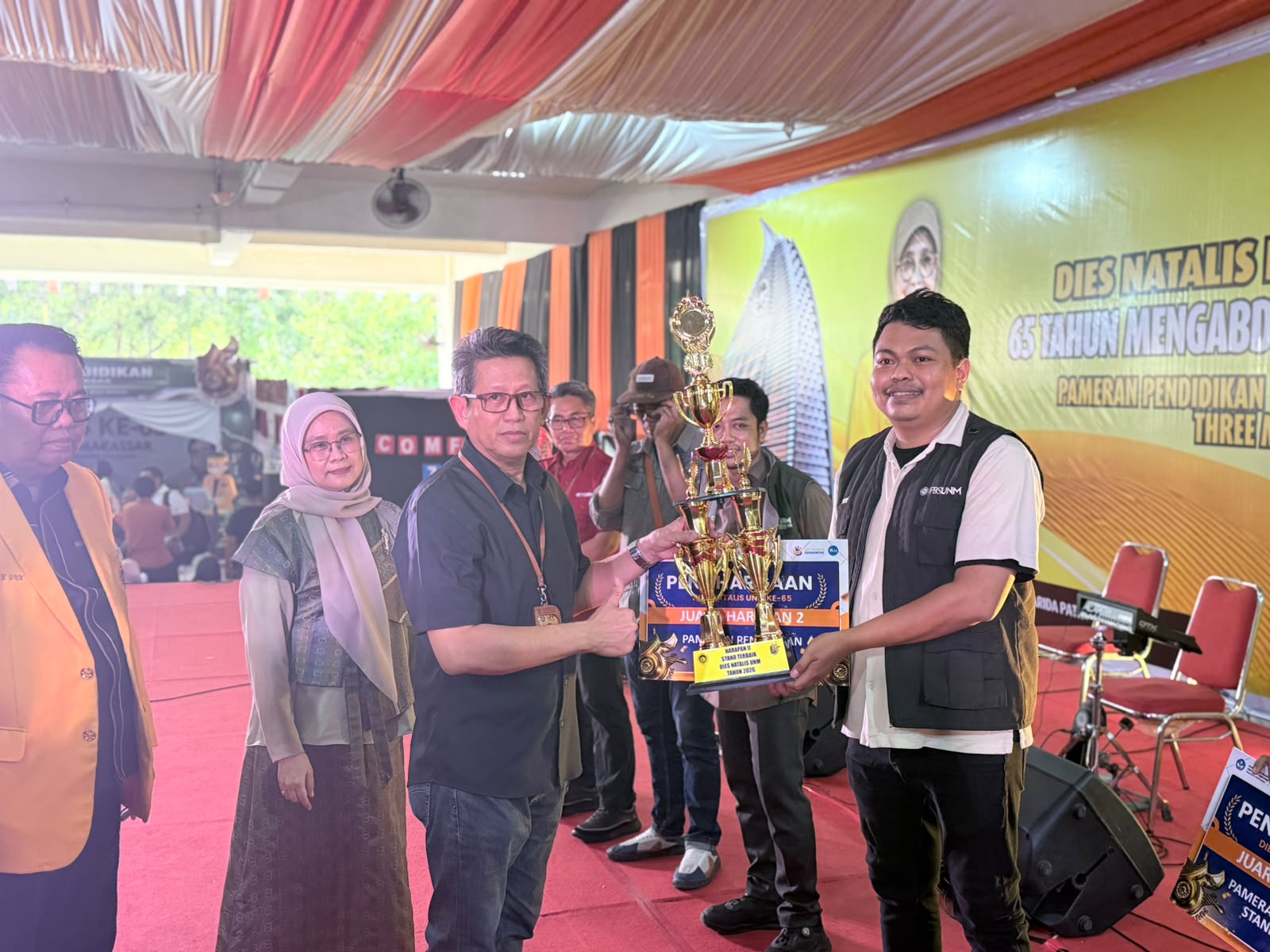 Fakultas Bahasa dan Sastra (FBS) Universitas Negeri Makassar (UNM) berhasil meraih Juara Harapan II pada ajang Pameran Pendidikan dalam rangka perayaan Dies Natalis ke-65 UNM.