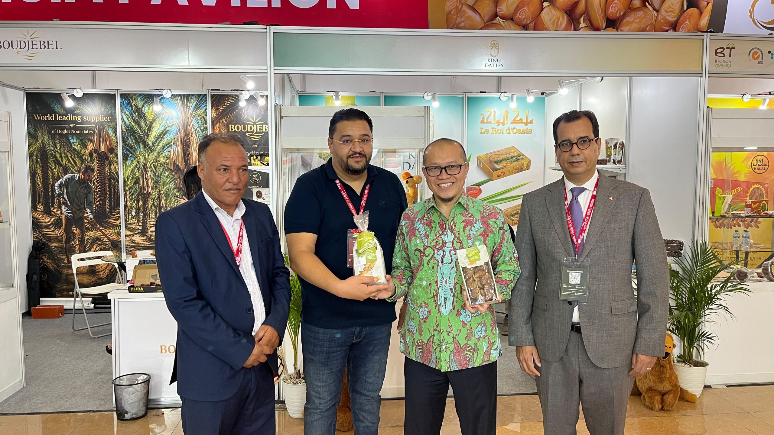 Suasana Food & Hospitality Indonesia (FHI) 2026 di Jakarta International Expo (JIExpo) Kemayoran, saat Duta Besar Tunisia untuk Indonesia, H.E. Mohammed Trabelsi, bersama Ketua Kadin Bilateral Indonesia–Tunisia, M. Hasan Gaido, mengunjungi Paviliun Tunisia yang menghadirkan sederet produk unggulan negeri Afrika Utara.