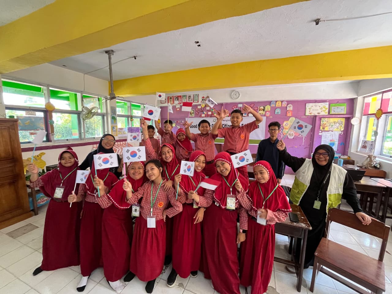 Sebanyak 14 siswa SDN 172 Enrekang mendapat pengalaman berbeda dengan berdiskusi langsung bersama pelajar asal Korea Selatan melalui program Global Youth Network (GYN).