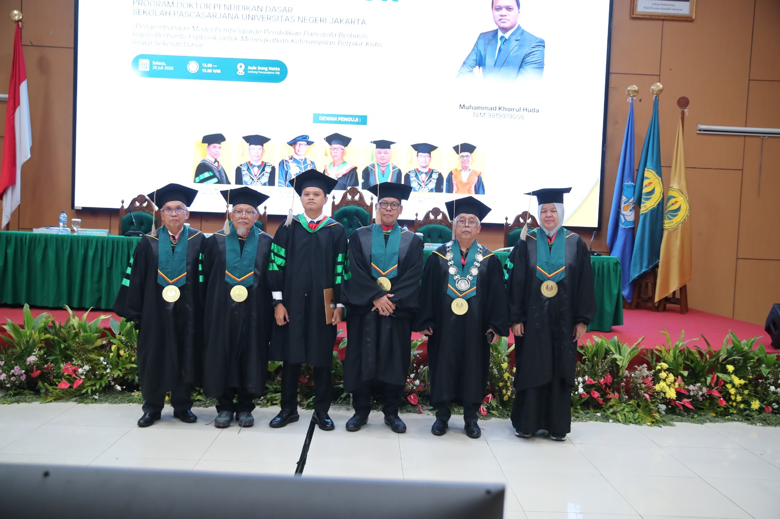 Berfoto usai Sidang Terbuka Promosi Doktor Program Doktor Pendidikan Dasar Sekolah Pascasarjana Universitas Negeri Jakarta (UNJ) Sekretaris Majelis Dikdasmen dan Pendidikan Nonformal (PNF) Pimpinan Pusat Muhammadiyah Muhammad Khoirul Huda di Aula Bung Hatta, Gedung Pascasarjana UNJ, Selasa (28/7/2026).