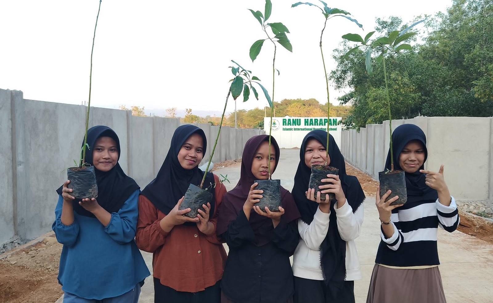 Ranu Harapan Islamic International Boarding School (RHIIBS) Maros mengajak para siswanya belajar langsung dari alam melalui program wajib menanam pohon.