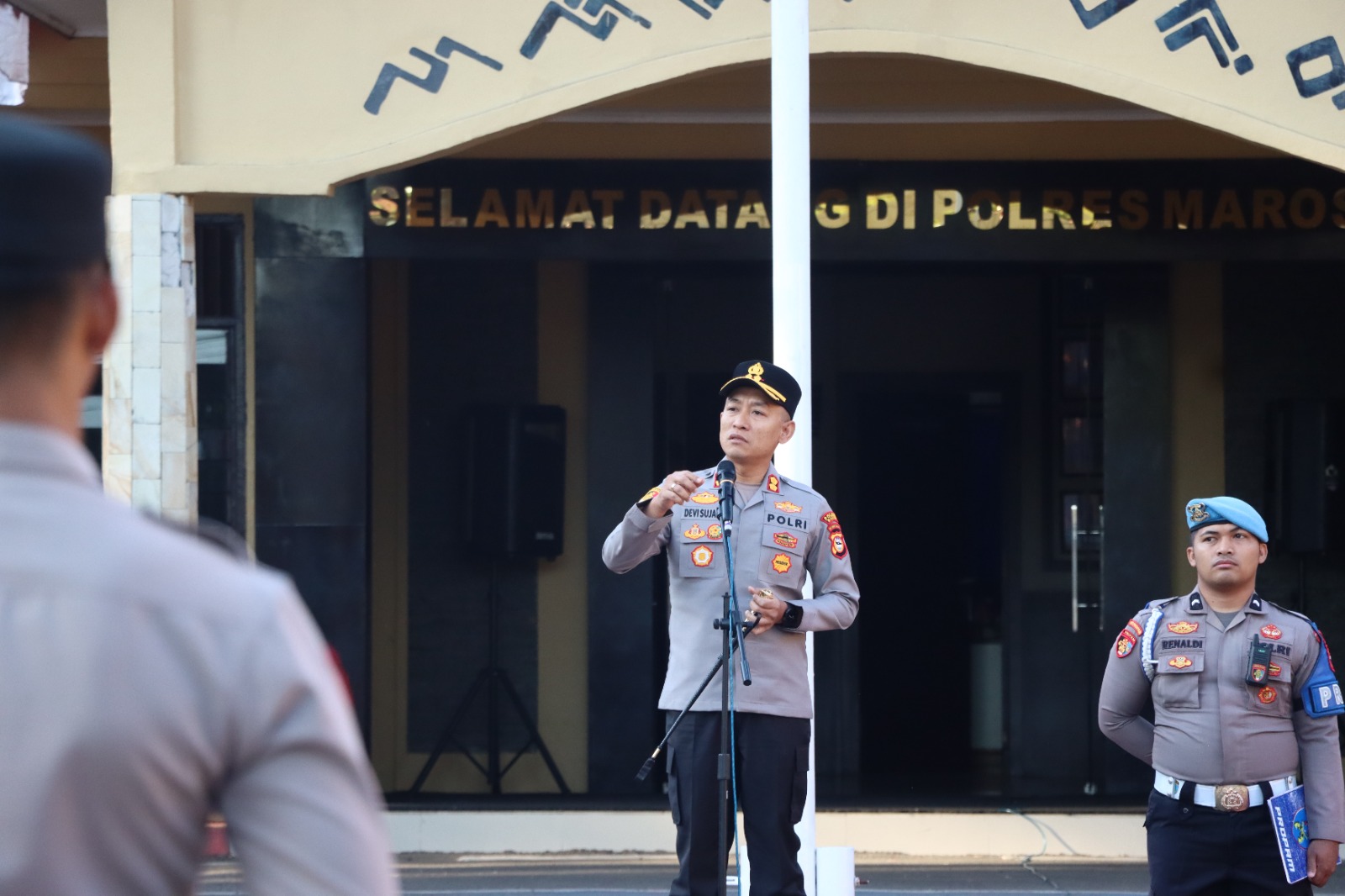 Kapolres Maros AKBP Devi Sujana memimpin apel pagi perdana bersama seluruh jajaran personel di halaman Mapolres Maros, Senin (3/8/2026).
