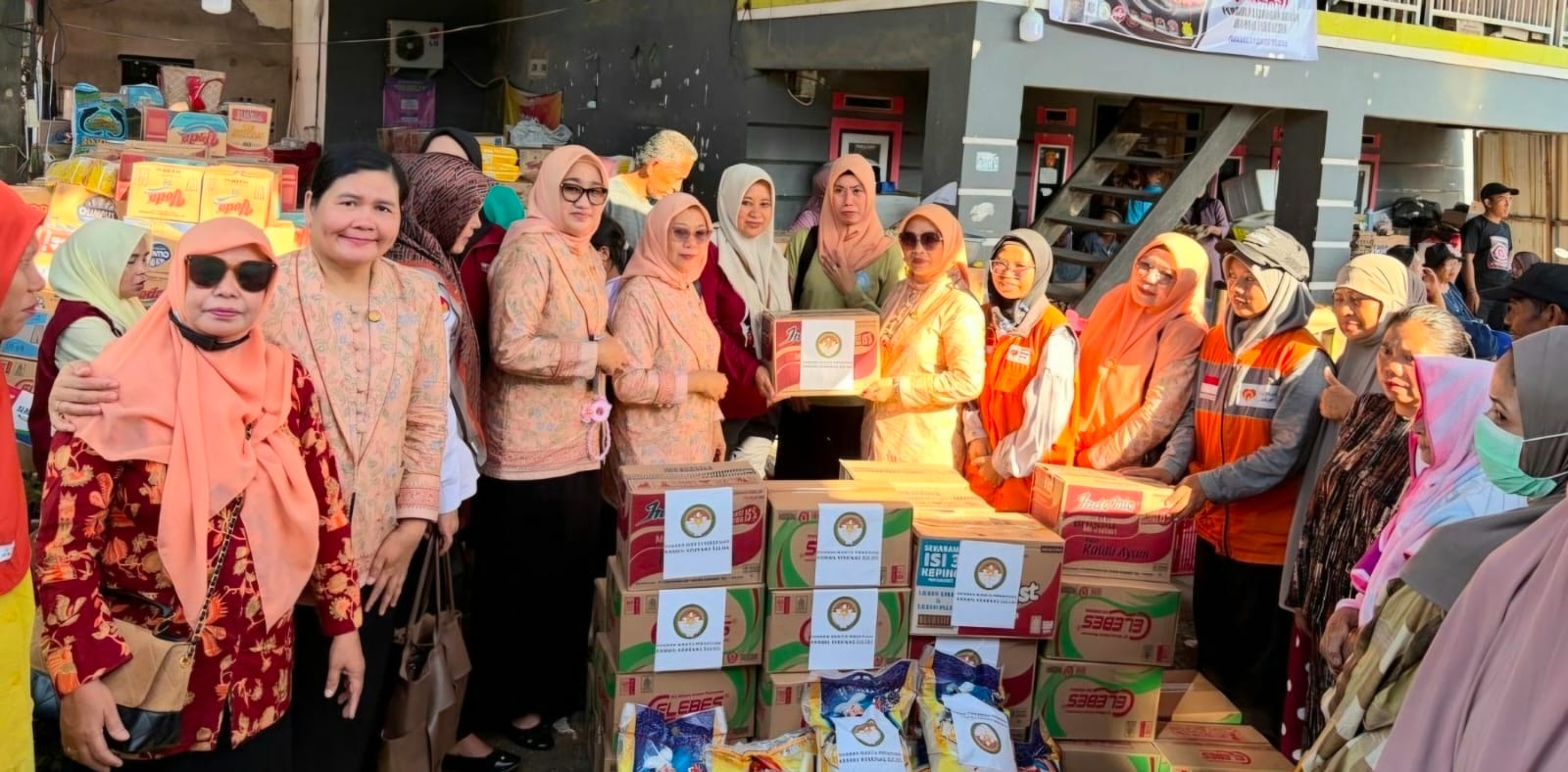 Dharma Wanita Persatuan (DWP) Kantor Wilayah Kementerian Agama Sulawesi Selatan hadir membawa bantuan sekaligus memberikan dukungan moril kepada para penyintas, Senin (3/8/2026).