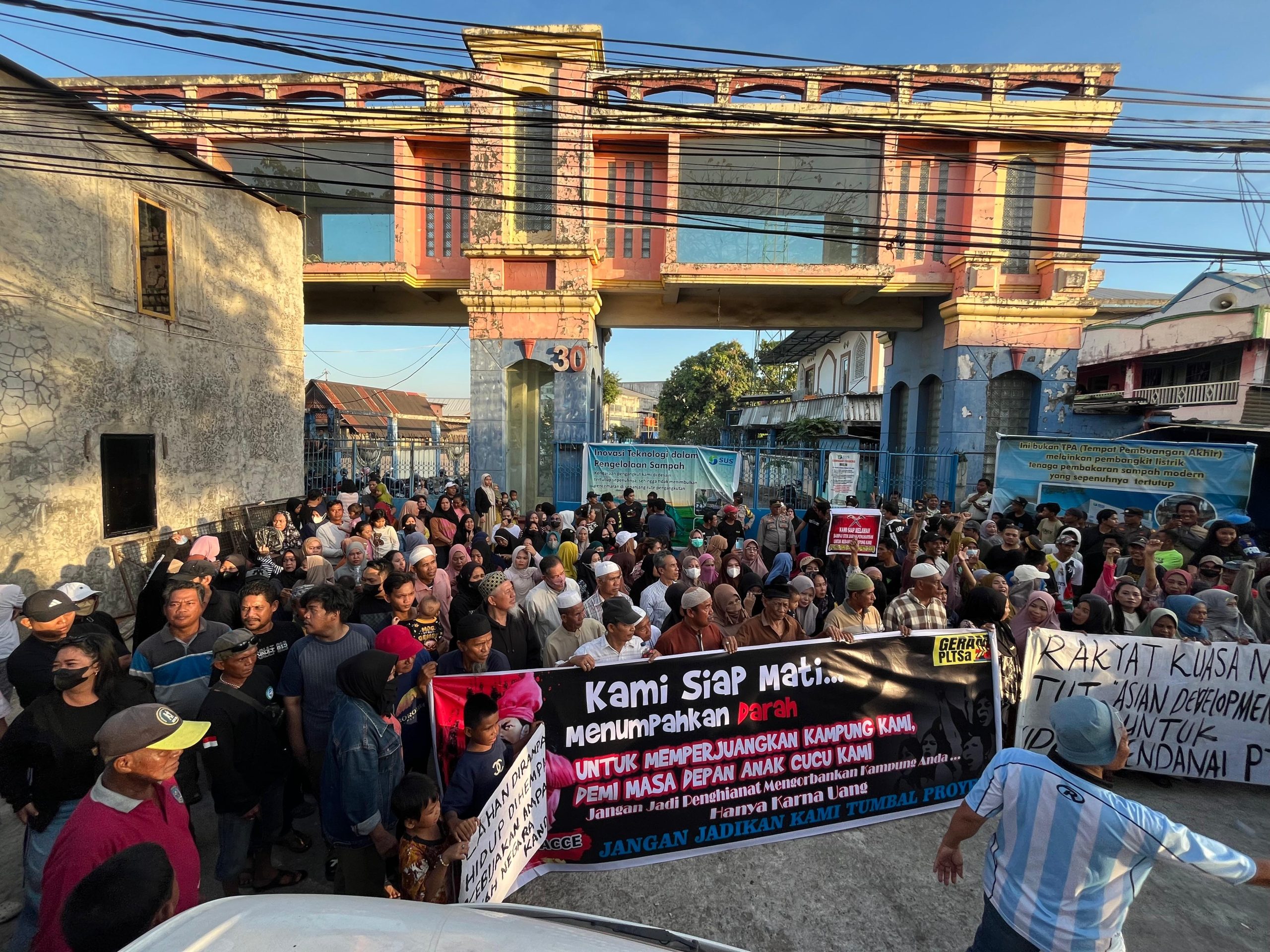 Ratusan warga demo tolak PLTSa di Tamalanrea, Minggu (9/8/2026).