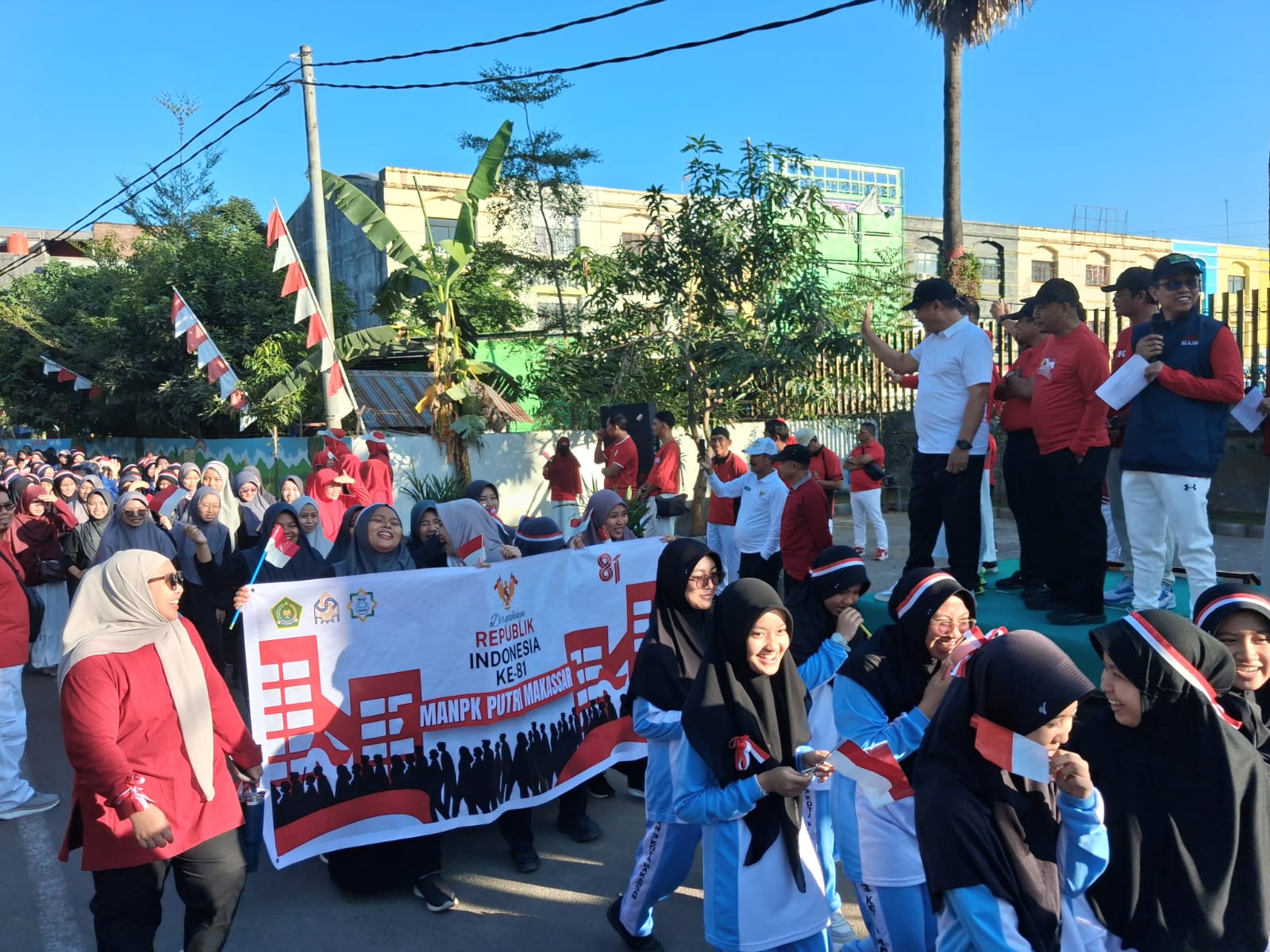 Ribuan siswa dan guru yang tergabung dalam Madrasah Terpadu Kementerian Kompleks Al-Hidayah Kota Makassar menggelar Gerak Jalan Kebangsaan dalam rangka menyambut Hari Ulang Tahun ke-81 Kemerdekaan Republik Indonesia.