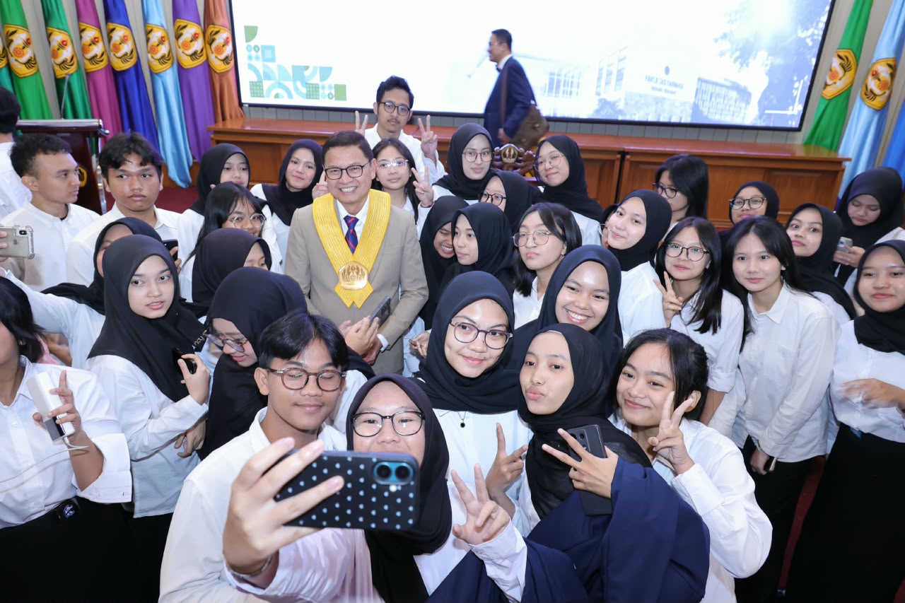 Kepala BPOM RI, Prof. dr. Taruna Ikrar, M.Biomed., Ph.D., memberikan kuliah tamu dalam rangkaian Penerimaan Mahasiswa Baru (PMB) Fakultas Farmasi Universitas Padjadjaran (Unpad) Tahun Akademik 2026/2027 di Bandung, Kamis (13/8/2026).