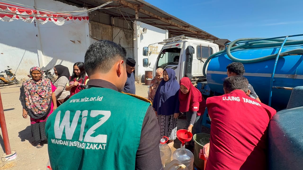 Wahdah Inspirasi Zakat (WIZ) menyalurkan bantuan dalam program Sedekah Air Bersih di Kelurahan Cambayya, Kecamatan Ujung Tanah, Sabtu (8/8/2026).