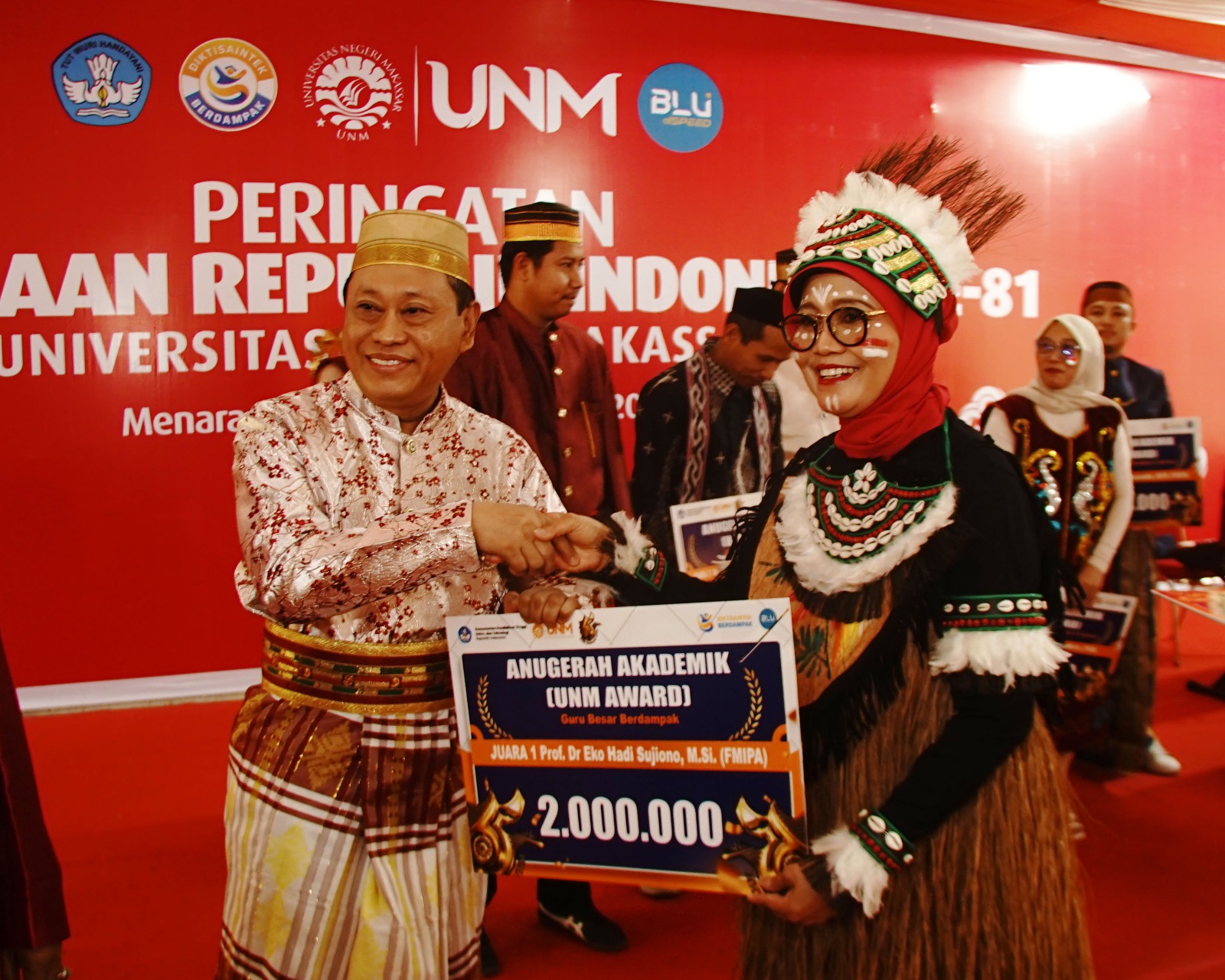 Dalam upacara kemerdekaan tersebut, Eko menerima penghargaan Guru Besar Berdampak Terbaik I UNM 2026.